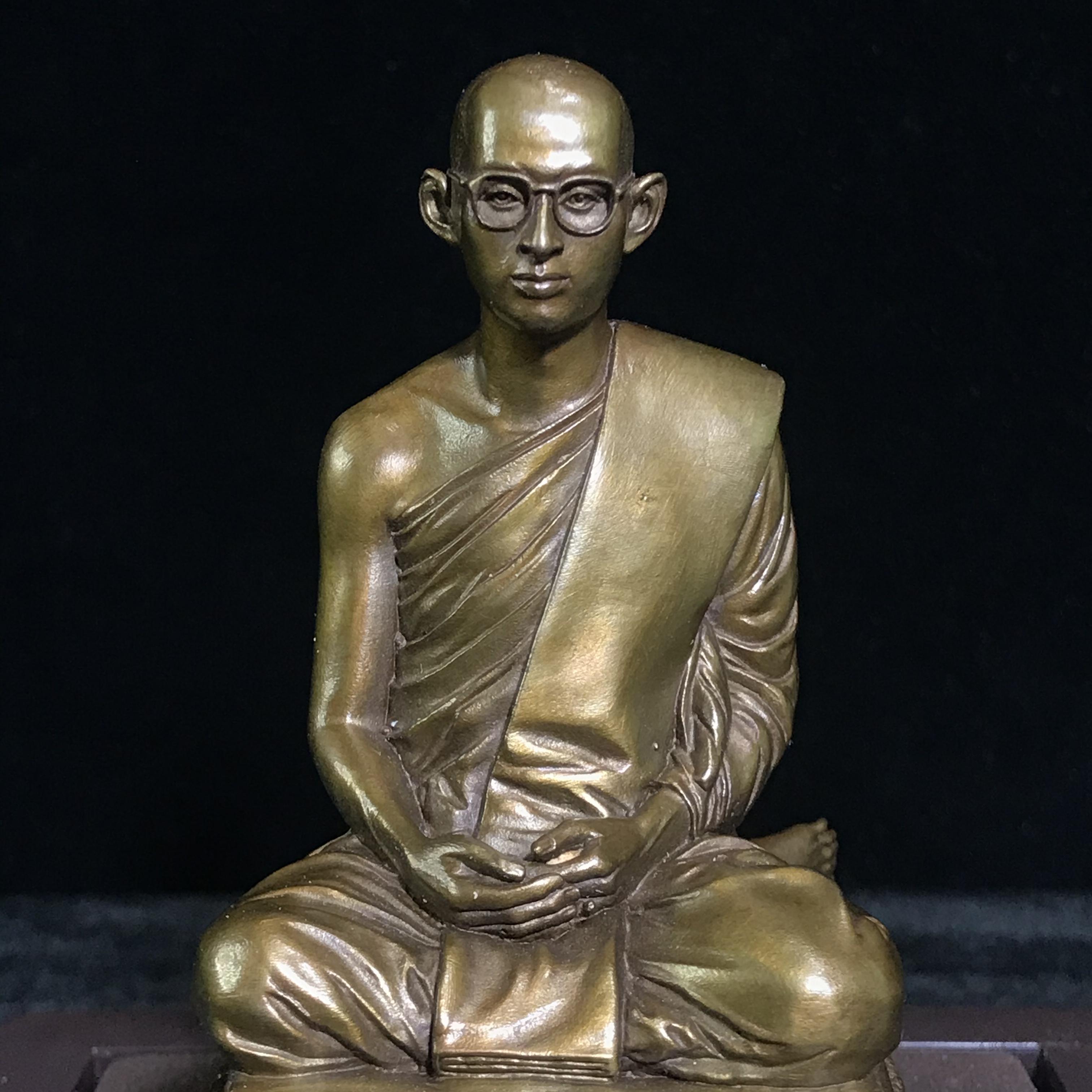 พระบรมรูปพระบาทสมเด็จพระเจ้าอยู่หัวรัชกาลที่9 ทรงผนวช(หน้าตัก2นิ้ว) เนื่องในโอกาสมหามงคลเฉลิมพระชนมพรรษา 7 รอบ 84 พรรษา 5 ธันวาคม 2554 (ใต้ฐานบรรจุผงจิตรลดามหามงคล และเส้นพระเจ้า ร.9)(คัดสภาพสวย แบบนิยม พร้อมครอบเดิม)(หายาก)