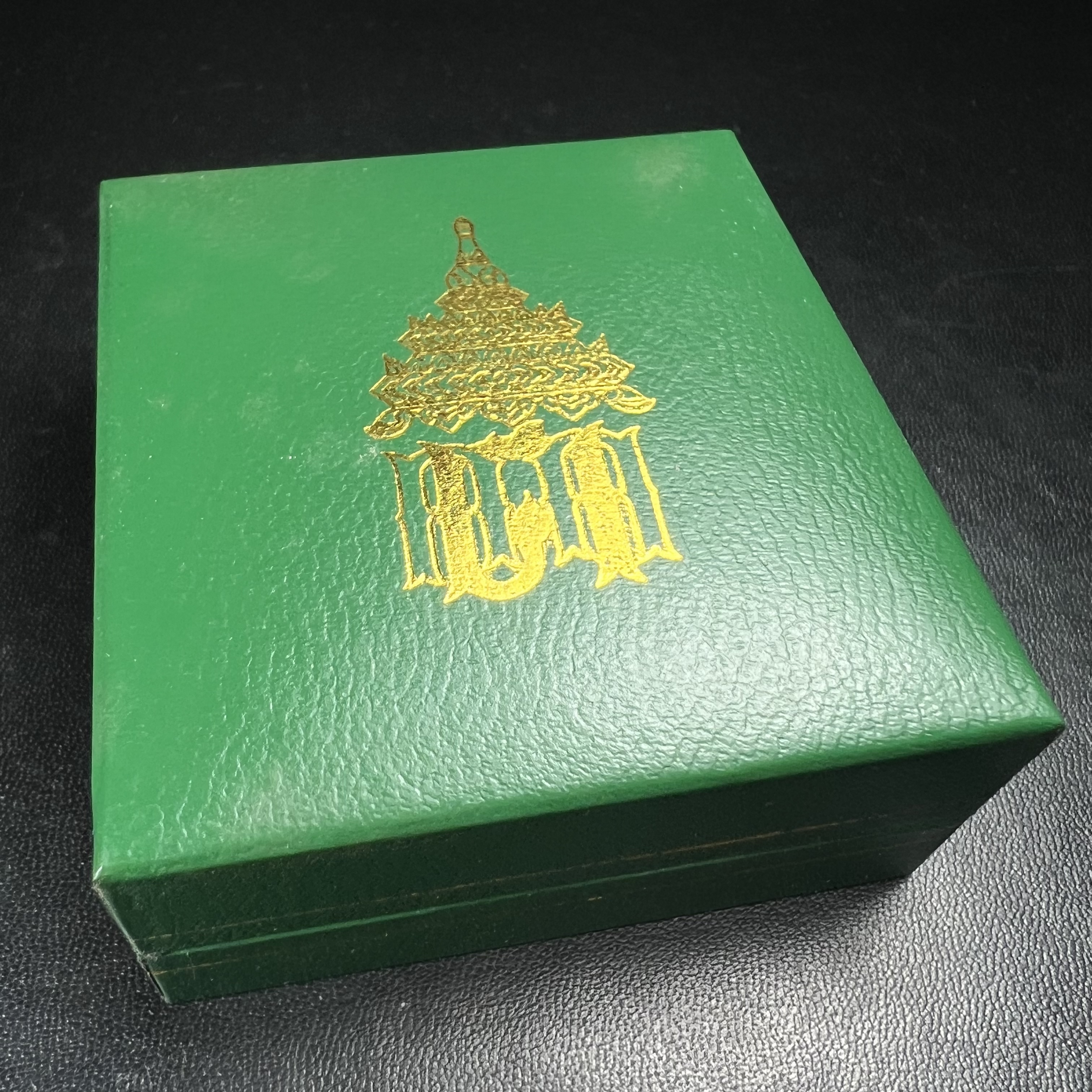 พระพุทธโสธร รุ่น กศก. 120 ปี เนื่องในโอกาสครบ 120 ปี กรมศุลกากร กระทรวงการคลัง จัดสร้าง ปี 2537 เนื้อเงินบริสุทธิ์ 99.9% ผิวขัดเงาลงดำ(งานบริษัท แพรนด้า จิวเวลรี่)สวยงดงาม ทรงคุณค่า