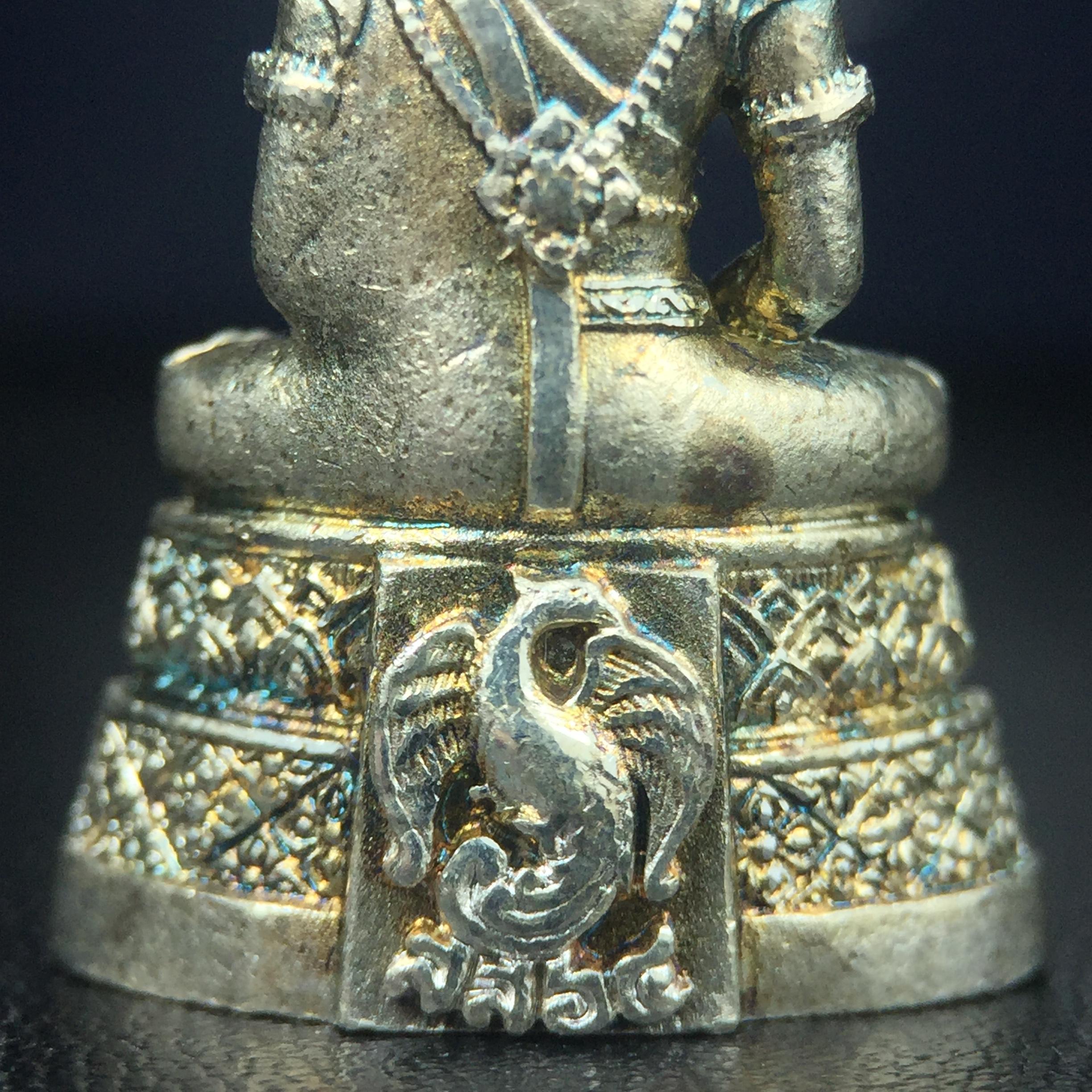 พระแก้วมรกต กรมสรรพสามิตจัดสร้างขึ้นเนื่องในโอกาสครบรอบ 64 ปีของกรมสรรพสามิต และเนื่องในวโรกาสที่พระบาทสมเด็จพระเจ้าอยู่หัวทรงครองราชย์ครบ50ปีเมื่อ พ.ศ.2539 เนื้อเงินทรายนวลขัดเงา(ผิวเดิมๆขึ้นสีรุ้งธรรมชาติสวย(สเน่ห์พระเนื้อเงินสีสันที่ธรรมชาติสรรค์สร้าง)