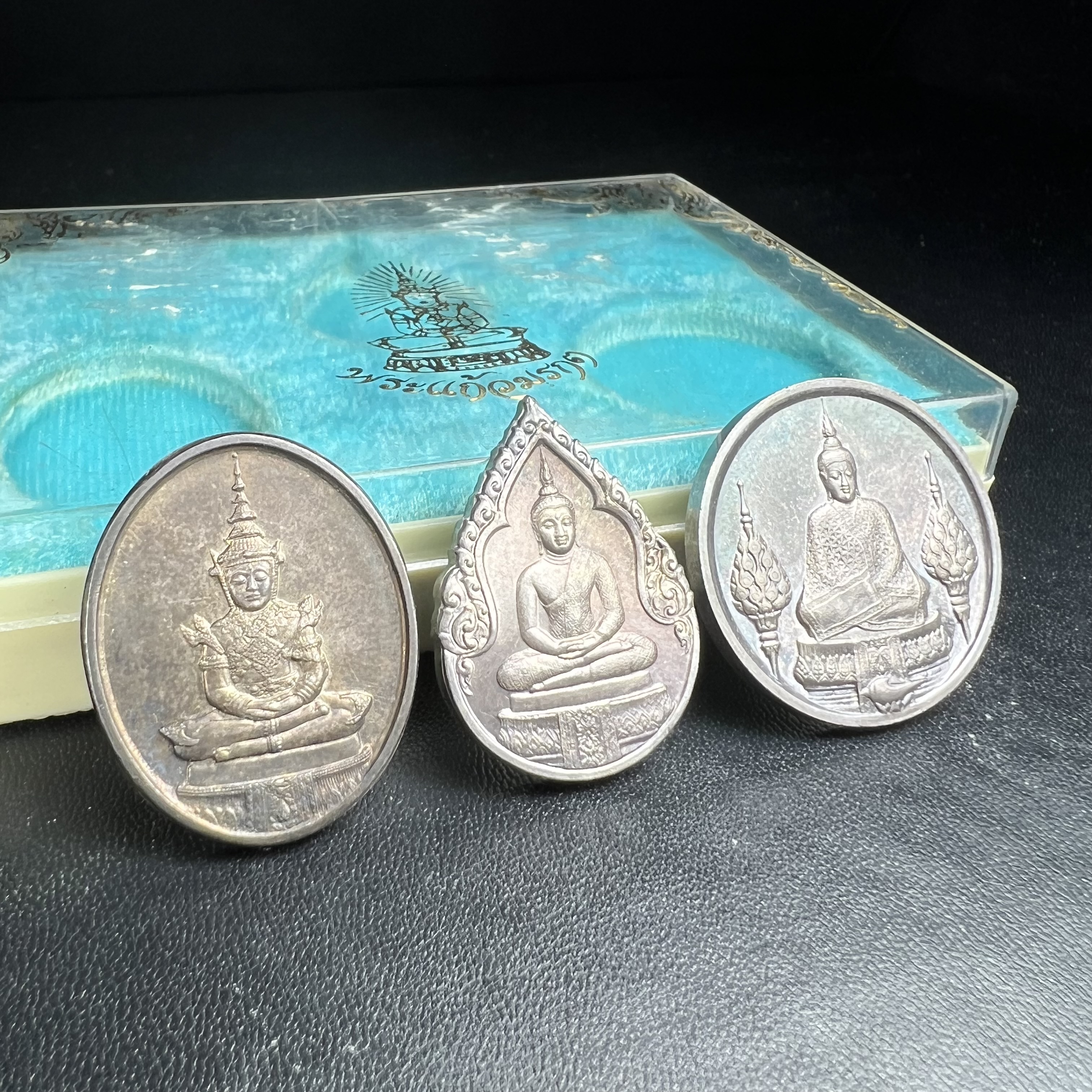 เหรียญพระแก้วมรกตหลัง ภปร. ฉลองกรุงรัตนโกสินทร์ครบ 200 ปี พ.ศ.2525 เนื้อเงิน(ผิวเดิมสวย)กล่องบรรจุเดิมครบ 3พิมพ์ ร้อน ฝน หนาว(บล็อกแรกไม่มีพระราชศรัธานิยม)(ในหลวงรัชกาลที่9 เสด็จในพิธี)พระคู่บ้านคู่เมือง...พระดี...พิธีใหญ่(บล็อกแรกครบชุด ผิวเดิม หายาก)