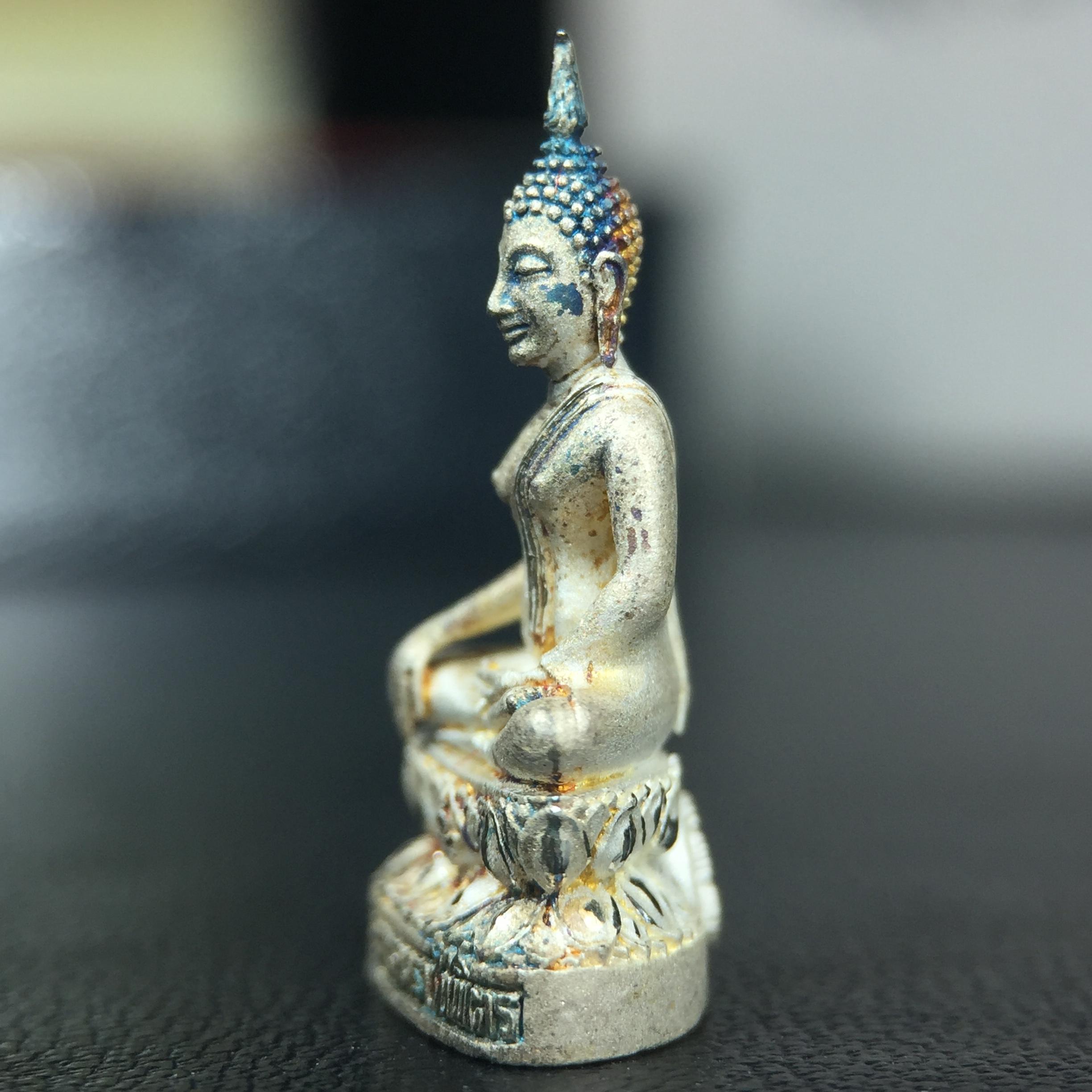 พระชัยวัฒน์พระพุทธนวราชบพิตร ครองสิริราชสมบัติครบ 50 ปี พ.ศ.2540 ขนาดสูง 1.9 ซม. เนื้อเงิน(ผิวเดิมๆขึ้นสีรุ้งธรรมชาติสวย) พร้อมกล่องบรรจุเดิมครบสมบูรณ์ 1ใน 9500 องค์(พุทธนวราชบพิตร นิมิตรหมายแห่งความสามัคคี ด้วยไมตรีแห่งองค์พระภูมิพล)