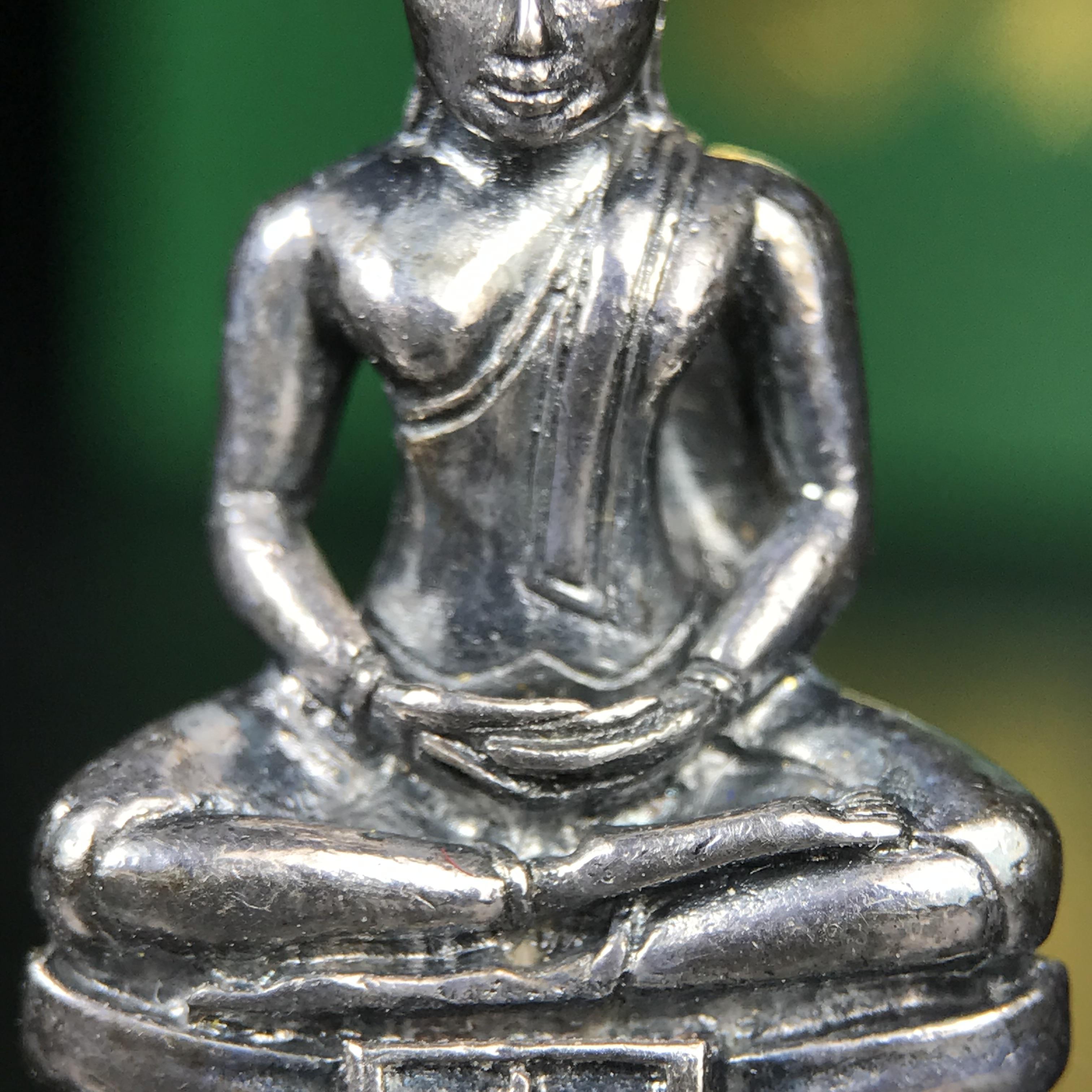 พระพุทธโสธร รุ่น กศก. 120 ปี เนื่องในโอกาสครบ 120 ปี กรมศุลกากร กระทรวงการคลัง จัดสร้าง ปี 2537 เนื้อเงินบริสุทธิ์ 99.9% ผิวขัดเงาลงดำ(เข้มขลัง)(งานบริษัท แพรนด้า จิวเวลรี่)สวยงดงาม ทรงคุณค่า