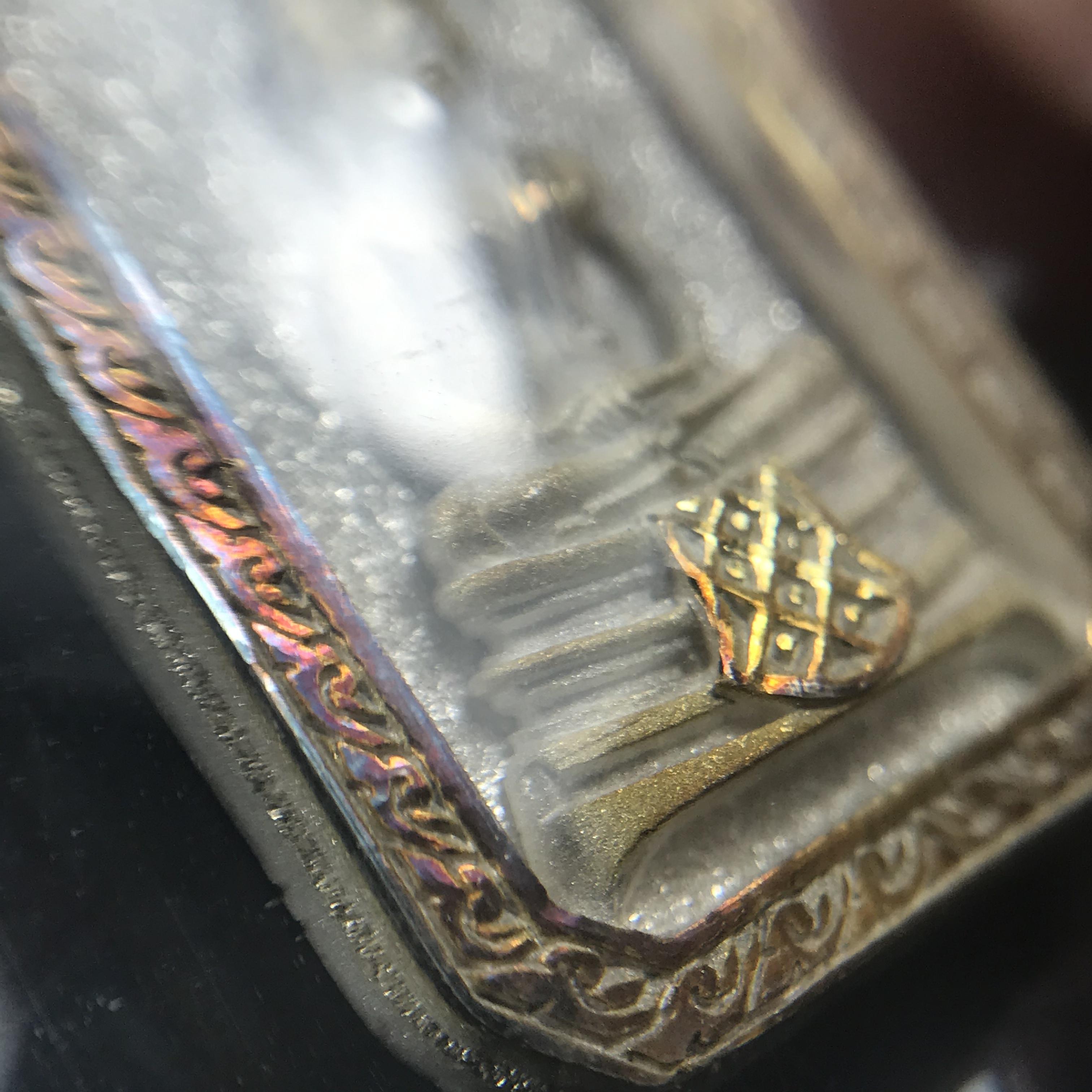 พระพุทธโสธร(หลวงพ่อโสธร) รุ่นสร้างอุโบสถ ปี2539 เนื้อเงิน พิมพ์แปดเหลี่ยม(หายาก) สภาพสวยผิวเดิมขึ้นน้ำทองสีรุ้งแบบนิยม กล่องบรรจุเดิมครบสมบูรณ์