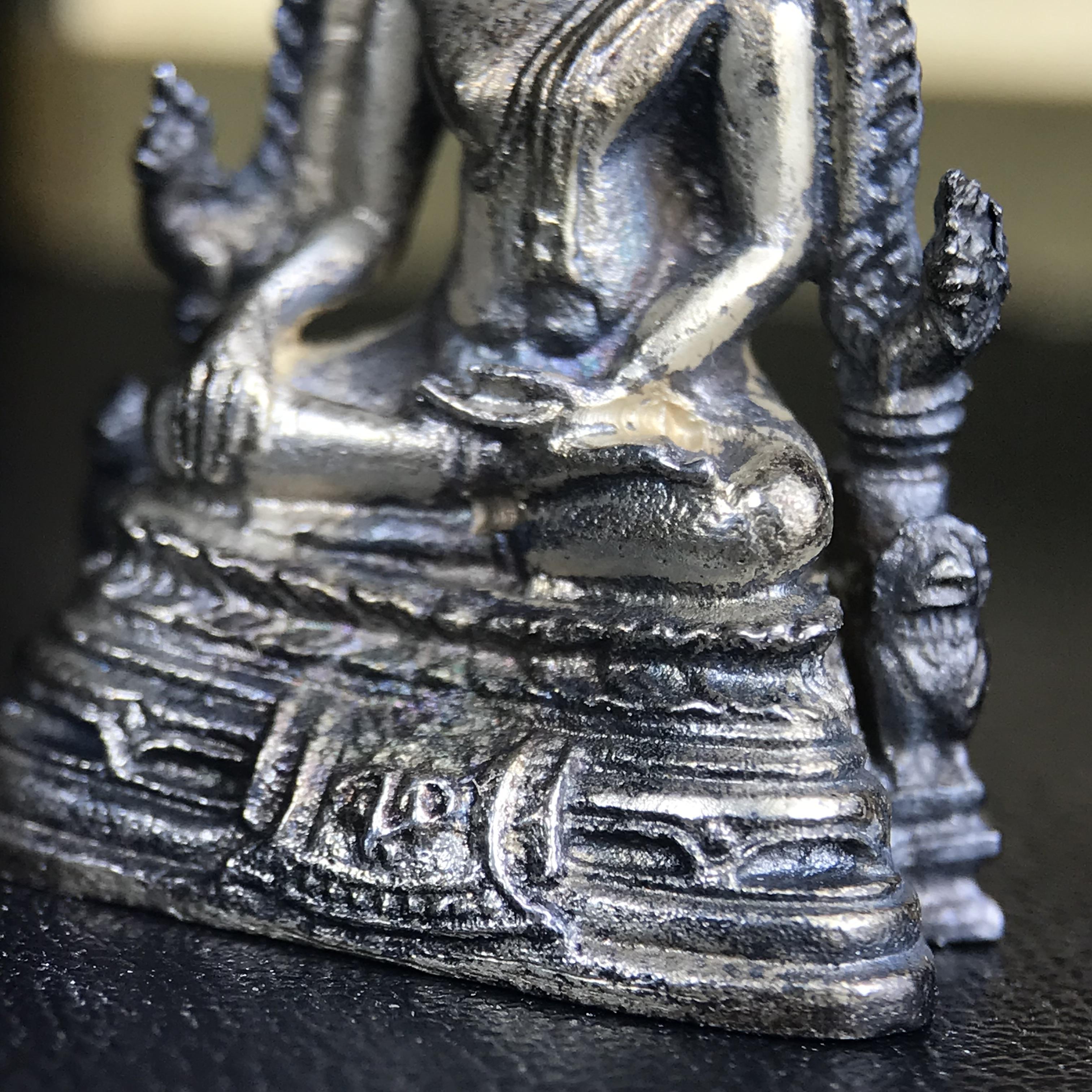 พระกริ่งพระพุทธชินราช มวก. วัดเบญจมบพิตรฯ ปี 2519(รุ่นพิเศษ รุ่นแรก รุ่นเดียว)เนื้อเงิน(สภาพสวยผิวเดิมติดรุ้งผิวขึ้นน้ำทองสวยมีเสน่ห์ตามกาลเวลา)(ในหลวงรัชกาลที่9และสมเด็จพระราชินีเสด็จฯเททอง)(พิธีใหญ่ เกจิอาจารย์ในยุคยอดนิยมร่วมปลุกเสก) (องค์หมายเลข ๓๐๓๔)