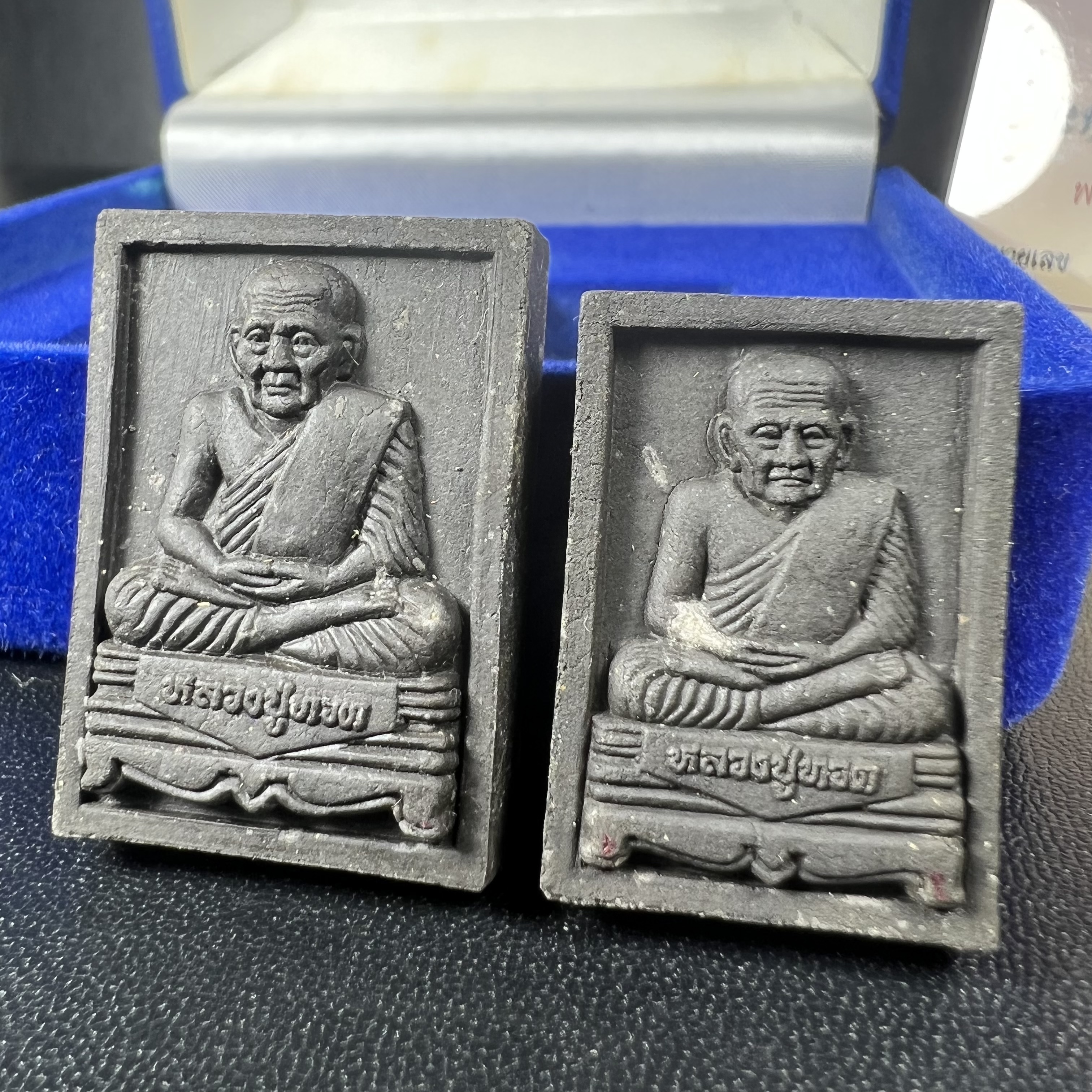 พระหลวงปู่ทวด ภปร. ปี 2547 พิมพ์สี่เหลี่ยมใหญ่-เล็ก(2องค์)เนื้อว่านดำหลัง ภปร. เงิน(หายาก1ใน1999ชุด)พิธีใหญ่ มวลสารดี ปลุกเสกวัดพระแก้ว