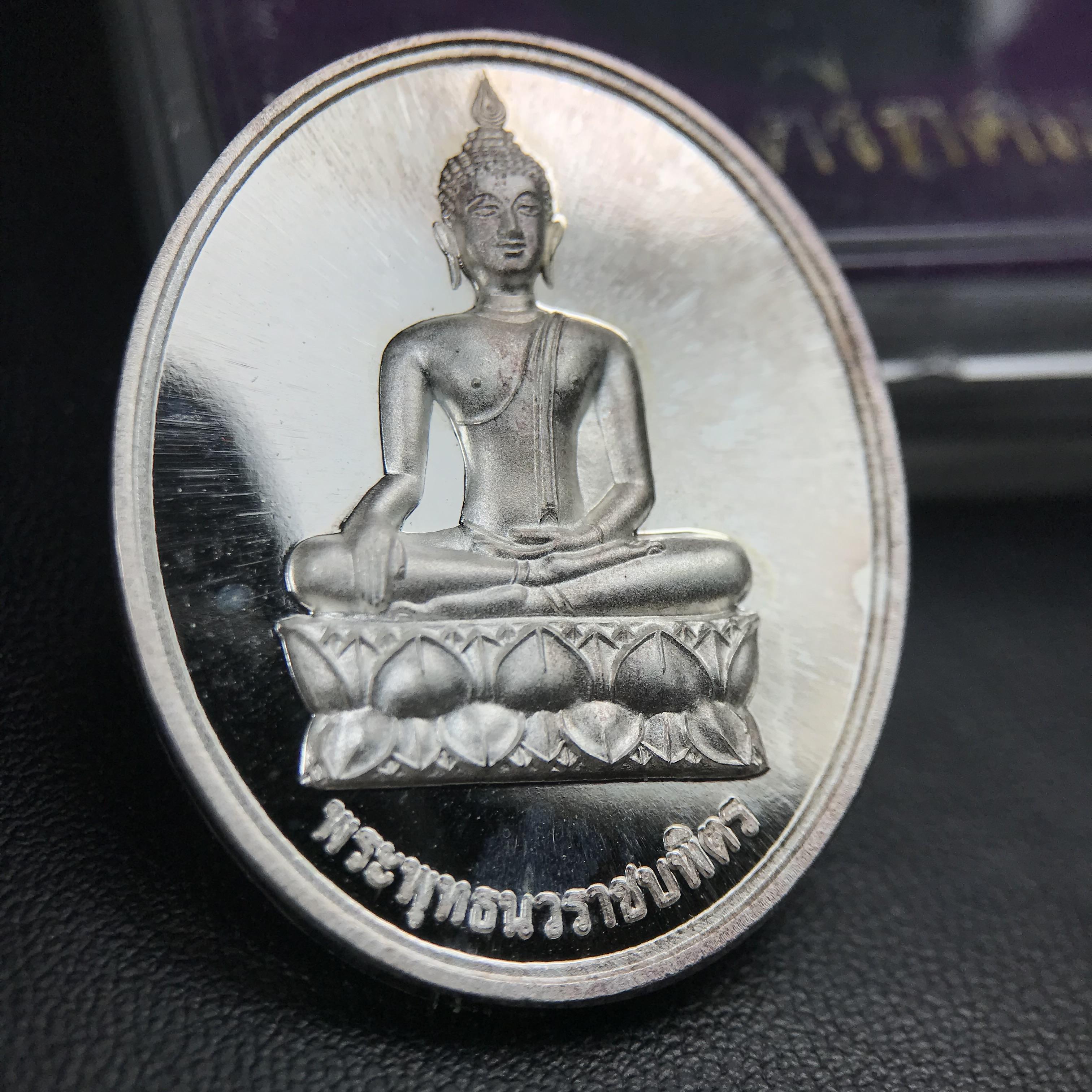 พระพุทธนวราชบพิตร ภปร. ที่ระลึก 7รอบ 84พรรษา ในหลวงรัชกาลที่ 9 วัดตรีทศเทพ จัดสร้าง พ.ศ. 2554 เหรียญเนื้อเงินสภาพสวยกล่องเดิมครบ ตอกโค๊ตและหมายเลข ๔๐๔๒ (1 ใน 9000 เหรียญ)***นิมิตหมายแห่งคุณพระรัตนตรัย และความผูกพันระหว่างพระมหากษัตริย์กับพสกนิกร***