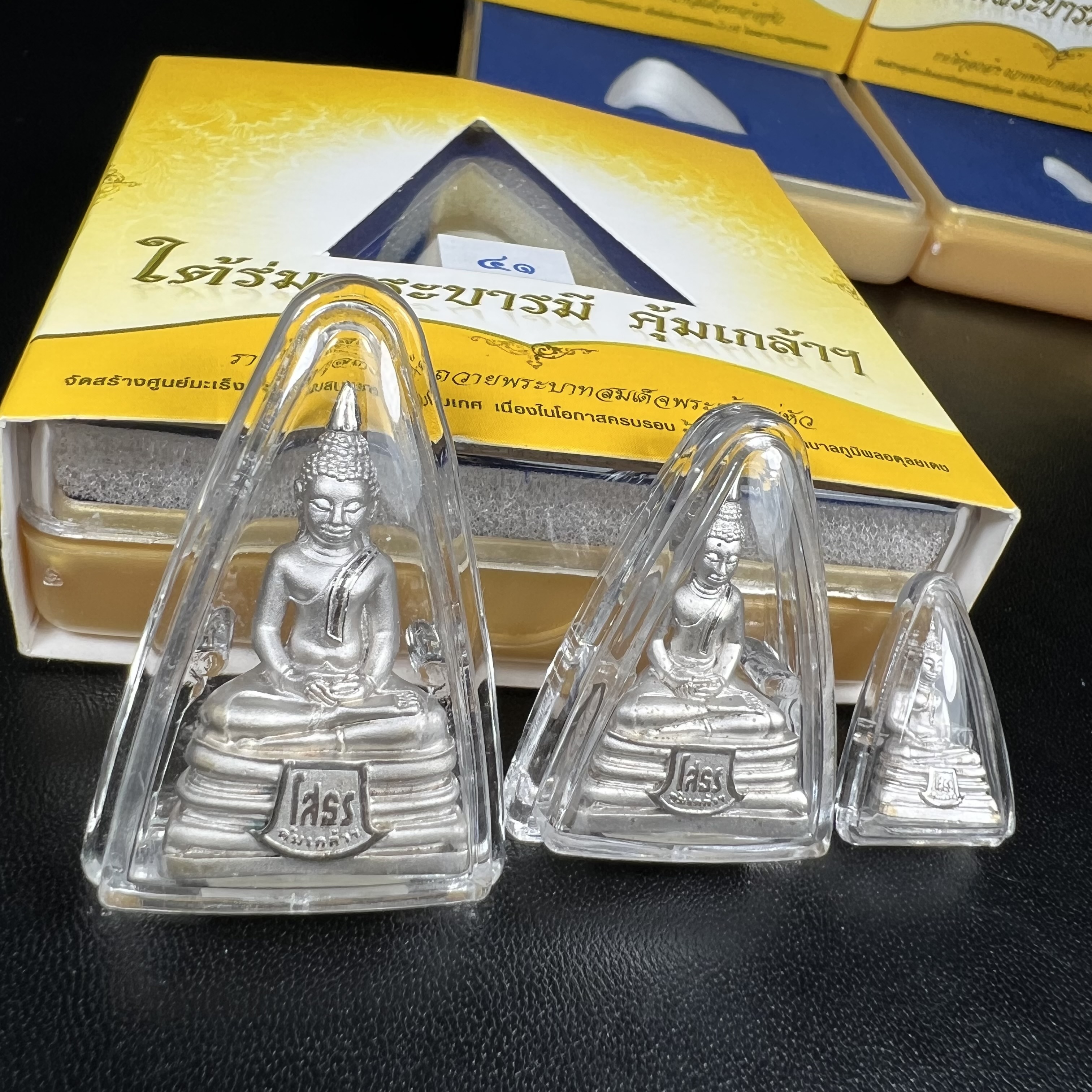 พระพุทธโสธร คุ้มเกล้าฯ ภปร.(ใต้ร่มพระบารมี คุ้มเกล้า) 60ปี รพ.ภูมิพลฯ พ.ศ.2552 เนื้อเงิน ชุบทองคำขาว(ลอยองค์พิมพ์ ใหญ่+กลาง+เล็ก)(1ชุด 3 พิมพ์ ครบทุกแบบที่จัดสร้าง)1 ใน 5000 ชุด ครบชุดหายาก