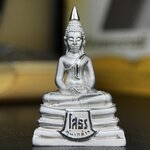 พระพุทธโสธร คุ้มเกล้าฯ ภปร.(ใต้ร่มพระบารมี คุ้มเกล้า) 60ปี รพ.ภูมิพลฯ พ.ศ.2552 เนื้อเงิน ชุบทองคำขาว(ลอยองค์พิมพ์ ใหญ่ ขนาด 30*20 มม.) 1 ใน 5000 องค์ หายาก