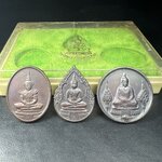 เหรียญพระแก้วมรกตหลัง ภปร. ฉลองกรุงรัตนโกสินทร์ครบ 200 ปี พ.ศ.2525 เนื้อทองแดงกล่องบรรจุเดิมครบ3พิมพ์(บล็อกพระราชศรัธา)(ในหลวงรัชกาลที่9 เสด็จในพิธี)