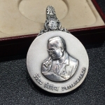 เหรียญพระมหาชนก พิมพ์ใหญ่ เนื้อเงิน ปี2539(รุ่นแรกในหลวงเสด็จเป็นประธานในพิธี) พร้อมหนังสือสภาพสวยครบชุด