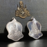 เหรียญเสมาที่ระลึกมหามงคลเฉลิมพระชนมพรรษา 5 รอบ ปี2530 เนื้อเงินจำนวน2เหรียญ ต่างบล็อกกัน(มีนกบล็อกทองคำและไม่มีนก)นิยมพร้อมกล่องบรรจุสุดคลาสสิก