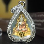 พระพุทธชินราช ภปร. โครงการ "เพราะแผ่นดินนี้ คือ แผ่นดินเกิด" ปี2548(รุ่นแรก) เหรียญทรงใบโพธิ์ ขนาด 21 x 29 มม. เนื้อเงินสามกษัตริย์ องค์พระชุบสามกษัตริย์ ล้อมด้วยกรอบเงินชุบทองคำขาวสลักเสลาเป็นลวดลายละเอียดอ่อน ส่วนพื้นองค์พระเป็นเปลือกหอยมุข