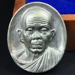 เหรียญรูปเหมือนพระญาณวิทยาคมเถร (หลวงพ่อคูณ ปริสุทโธ)ชุดกาญจนาภิเษกครองราชย์ครบ 50 ปี วัดบวรนิเวศวิหาร ปี 2538 เหรียญหล่อเนื้อนวโลหะ(พิเศษกรรมการมีรอยจาร ตอกโค๊ดหมายเลข ๑๗๘)(หายากพบเจอน้อยมาก)(พร้อมกล่องบรรจุเดิมลายไม้สีน้ำตาลมีตรากาญจนา) พิธีใหญ่