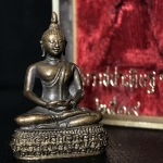 พระกริ่งพระพุทธสิหิงห์ วัดราชประดิษฐ์ ปี2519 เนื้อนวโลหะกล่องบรรจุเดิม(ในหลวงรัชกาลที่9เสด็จในพิธี)