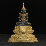 พระพุทธมหามณีรัตนปฏิมากร จำลอง (พระแก้วมรกต) ขนาดบูชาหน้าตัก 5 นิ้ว ตราสัญลักษณ์ ภ.ป.ร. รุ่นแรก ปี2547 เนื้อนวโลหะเคลือบสีเขียว(เครื่องทรงนวโลหะชุบทอง)