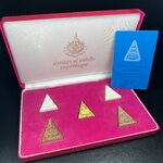 พระสมเด็จนางพญา 9 แผ่นดิน ชุด เบญจรัตนคุณ วัดอรุณราชวราราม จัดสร้างเนื่องในพระราชพิธีมหามงคลรัชกาลที่ 9 เฉลิมพระชนมพรรษา 6 รอบ 5 ธันวาคม 2542 ชุด เบญจรัตนคุณ ชุดหมายเลข ๓๐๙ (ชุดพิเศษพิมพ์กรรมการ 1 ใน 1000 ชุด)หายาก