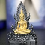 พระพุทธชินราช ภปร. โครงการ เพราะแผ่นดินนี้คือแผ่นดินเกิด เนื้อเงินชุบทองคำซุ้มรมดำ ปี2551 ขนาดหน้าตัก1/2นิ้ว(3.5*2.5 ซม.)ประกอบพิธี ณ พระอุโบสถ วัดพระศรีรัตนศาสดาราม(วัดพระแก้ว)และพระวิหารวัดพระศรีรัตนมหาธาตุวรมหาวิหาร(จ.พิษณุโลก)(สวยงามหายาก)1ใน5000องค์