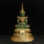 พระพุทธมหามณีรัตนปฏิมากร (จำลอง)พระแก้วมรกต วัดพุทธไทยถาวรวนาราม นครนิวยอร์ก ตรา ภปร. 6รอบ 72พรรษา ในหลวงรัชกาลที่9 ปี2542 ขนาดบูชาหน้าตัก 5นิ้ว หล่อเนื้อโลหะ(ในหลวงรัชกาลที่9 เสด็จเจิมพระสุหร่าย)(1ใน999องค์)