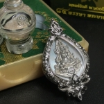 เหรียญพระพุทธชินราช(จำลอง) ภปร. 84พรรษา ทรงหยดน้ำ เนื้อเงินชุบทองคำขาว(20*36 มม.)(พระราชทานมวลสาร จิตรลดา เส้นเกษา ) งดงาม ทรงคุณค่า หายาก