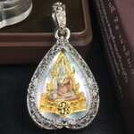 พระพุทธชินราช ภปร. โครงการ "เพราะแผ่นดินนี้ คือ แผ่นดินเกิด" ปี2548(รุ่นแรก) เหรียญทรงใบโพธิ์ ขนาด 21 x 29 มม. เนื้อเงินสามกษัตริย์ องค์พระชุบสามกษัตริย์ ล้อมด้วยกรอบเงินชุบทองคำขาวสลักเสลาเป็นลวดลายละเอียดอ่อน ส่วนพื้นองค์พระเป็นเปลือกหอยมุข