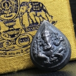 เหรียญพระพิฆเนศวร ญสส. ชุดกาญจนาภิเษกครองราชย์ 50 ปี พุทธศักราช 2538 พิมพ์เล็ก(1.9 ซม.) เนื้อเงินผิวเดิมกลับดำเข้มขลังงดงามธรรมชาติ สภาพสวยเดิมพร้อมกล่องบรรจุเดิม ตอกโค๊ดหมายเลขกำกับ(1ใน1000องค์)