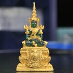 พระแก้วมรกต ภปร. จัดสร้างโดย รพ.ภูมิพลฯ ปี2547 ลอยองค์ขนาดหน้าตัก 1/2 นิ้ว เนื้อเรซิ่นหุ้มทองคำ99.99 งดงามทรงคุณค่าอีกหนึ่งรุ่นยอดนิยม หายาก