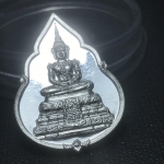 เหรียญพระแก้วมรกต ที่ระลึกในการหล่อเททองหล่อพระแก้วมรกต ครบรอบ 64 ปี กรมสรรพสามิต 2539 และในวโรกาสที่พระบาทสมเด็จพระเจ้าอยู่หัวทรงครองราชย์ครบ 50 ปี เมื่อ พ.ศ.2539 เนื้อเงินขัดเงา ทรงหยดน้ำ พร้อมตลับใส่ครบสมบูรณ์(เหรียญสภาพสวยเดิม พิธีใหญ่)