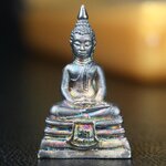 พระพุทธโสธร คุ้มเกล้าฯ ภปร.(ใต้ร่มพระบารมี คุ้มเกล้า) 60ปี รพ.ภูมิพลฯ พ.ศ.2552 เนื้อเงิน ชุบทองคำขาว(พิมพ์เล็กขนาด 11.5*10.5 มม.)เนื้อเงินผิวเดิมกลับดำขึ้นสีรุ้งเข้มขลังงดงามธรรมชาติสร้างสรรค์ สภาพสวยเดิมพร้อมกล่องบรรจุเดิม ตอกโค๊ดหมายเลขกำกับ