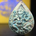 เหรียญพระพิฆเนศวร ญสส. ชุดกาญจนาภิเษกครองราชย์ 50 ปี พุทธศักราช 2538 พิมพ์ใหญ่(2.9 ซม.) เนื้อเงินผิวเดิมกลับดำขึ้นสีรุ้งเข้มขลังงดงามธรรมชาติสร้างสรรค์ สภาพสวยเดิมพร้อมกล่องบรรจุเดิม ตอกโค๊ดหมายเลขกำกับ(1ใน 5539องค์)