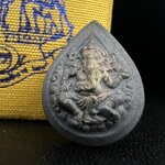 เหรียญพระพิฆเนศวร ญสส. ชุดกาญจนาภิเษกครองราชย์ 50 ปี พุทธศักราช 2538 พิมพ์เล็ก(1.9 ซม.) เนื้อเงินผิวเดิมกลับดำเข้มขลังงดงามธรรมชาติ สภาพสวยเดิมพร้อมกล่องบรรจุเดิม ตอกโค๊ดหมายเลขกำกับ(1ใน1000องค์)