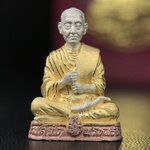 รูปเหมือนสมเด็จพระพุฒาจารย์ (โต พรหมรังสี)วัดใหม่อมตรส บางขุนพรหม ปี2540 รุ่นกาญจนาภิเษก จัดสร้างในวโรกาสที่รัชกาลที่ 9 ทรงครองสิริราชสมบัติ ครบ 50ปี ลอยองค์พิมพ์ใหญ่ เนื้อเงินบริสุทธิ์ 99.9% แบบชุบสามกษัตริย์ขัดเงาบางส่วน พร้อมกล่องบรรจุเดิมครบ