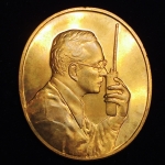 เหรียญที่ระลึกเฉลิมพระเกียรติ พระราชกรณียกิจ ด้านการสื่อสาร กรมไปรษณีย์โทรเลข ปี2539 เนื้อทองแดงซองเดิม (ในหลวงทรงวิทยุ)