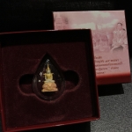 รูปหล่อลอยองค์ พระแก้วมรกต ภปร(รุ่นแรก) ปี2545 รุ่นฉลองกรุงรัตนโกสินทร์ครบ 220 ปี เนื้อเงินสามกษัตริย์ พิมพ์เล็ก