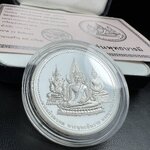เหรียญพระแก้วมรกต พระพุทธชินราช พระพุทธโสธร รุ่นพุทธบารมี ปี 2540 เนื้อเงินขัดเงา 99.9% พร้อมกล่องและใบรับรองเดิม พิธีพุทธาภิเษก 2 พิธี มหามงคล (พระพุทธคู่บ้านคู่เมือง รูปแบบเหรียญสวยงดงามมาก พิธีใหญ่ เป็นที่นิยม)สร้างน้อยหายาก 1 ใน 500 เหรียญ