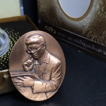 เหรียญรูปหล่อพระบาทสมเด็จพระเจ้าอยู่หัว ในหลวงทรงงาน “รุ่นเย็นศิระเพราะพระบริบาล 80พรรษา มหากษัตริย์คู่แผ่นดินสยาม” พ.ศ.2550 เนื้อทองแดงรมดำ(ขนาด 27*35 มม.)พร้อมกล่องบรรจุเดิมครบ