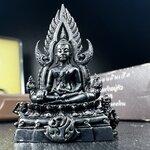 พระพุทธชินราช ภปร. โครงการ "เพราะแผ่นดินนี้ คือ แผ่นดินเกิด" ปี2548(รุ่นแรก) ลอยองค์ หน้าตัก 1/2 นิ้ว เนื้อเงินรมดำ(พุทธศิลป์จำลองเมื่อครั้งลอกทอง ครั้งที่3 เมื่อปี2547 ร้อยปีจะมีสักครั้ง "พระพุทธชินราชองค์ดำ")