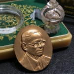 เหรียญพระบรมรูปหล่อพระบาทสมเด็จพระเจ้าอยู่หัว 84 พรรษา เนื้อทองแดงรมดำขัดวินอล พิมพ์กลาง(29*35 มม.)(บรรจุมวลสาร จิตรลดา เส้นเกษา พระราชทาน)