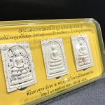 พระสมเด็จพิมพ์ใหญ่ เฉลิมพระเกียรติ พร้อมทั้งอัญเชิญตราสัญลักษณ์ฉลองครองราชย์ครบ 60 ปี เนื้อนวโลหะชุบนาก ประดิษฐานด้านหลังองค์พระ ครบชุด 3 องค์