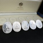 ชุดเหรียญพระพุทธปัญจภาคี ปี 2539 ครบชุด 5 เหรียญ พิมพ์ใหญ่ขนาดสูง 3 ซม. เนื้อเงิน โค๊ต ง.(เงิน) บล็อกกษาปณ์ พร้อมกล่องบรรจุซีนซองเดิมครบสภาพสวย เนื่องในมหามงคลวโรกาสที่ในหลวงรัชกาลที่ 9 ทรงครองสิริราชสมบัติครบ 50ปี พิธีใหญ่ ณ พระอุโบสถวัดพระแก้ว