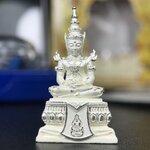 พระแก้วมรกต ทรงเครื่องฤดูร้อน พระราชทานประดิษฐานตราสัญลักษณ์ฉลองสิริราชสมบัติ ครบ 60 ปี ในหลวงรัชกาลที่ 9 พ.ศ.2549 เนื้อเงินลอยองค์พิมพ์ใหญ่ สูง 3.6 ซม. ขนาดหน้าตัก 1/2 นิ้ว (พิธีใหญ่มหาพุทธาภิเษก ณ พระอุโบสถวัดพระแก้ว เกจิอาจารย์ ทั่วประเทศ 108 รูป )