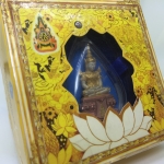 พระแก้วมรกต(จำลอง)ลอยองค์ ขนาดหน้าตัก 1/2 นิ้ว ทรงเครื่องฤดูร้อน เนื้อเงินสามกษัตริย์ ตราสัญลักษณ์ฉลองสิริราชสมบัติ ครบ 60 ปี