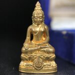 พระกริ่งไพรีพินาศ บรรจุเหล็กไหล ครั้งแรกและครั้งเดียวในประวัติศาสตร์ เฉลิมพระเกียรติ พระบาทสมเด็จพระเจ้าอยู่หัวรัชกาลที่9 พระชนมพรรษา 6 รอบ ปี2542 เนื้อสัมฤทธิ์(บรรจุเหล็กไหล)ดีนอก-ดีใน พิธีใหญ่ มวลสารเด่น (หายาก)