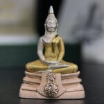 พระพุทธโสธร ภปร. รุ่นย้อนยุค สร้างพระอุโบสถ สมาคมชาวฉะเชิงเทรา จัดสร้าง ปี 2539 วโรกาสครองสิริราชสมบัติครบ 50 ปี เนื้อเงินชุบสามกษัตริย์ทรายนวลขัดเงาบางส่วน(สภาพผิวเดิม เก่าเก็บอย่าดี สวยมาก แบบนี้หายาก) พร้อมกล่องบรรจุและใบรับรองเดิมครบสมบูรณ์