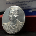 เหรียญพระบรมรูปพระบาทสมเด็จพระเจ้าอยู่หัว ที่ระลึก 100 ปี โรงพยาบาลจุฬาลงกรณ์ สภากาชาดไทย เนื้อเงิน(บล็อกโมเน่( Monnaie De Paris))1ใน5000เหรียญ