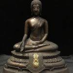 พระบูชา ภปร ในวาระโอกาสเฉลิมพระเกียรติ พระบาทสมเด็จพระเจ้าอยู่หัว ทรงครองราชย์ครบ 50 ปี (กาญจนาภิเษก) พ.ศ.2539 ออกโดย มหาวิทยาลัยนเรศวร หน้าตัก9นิ้ว