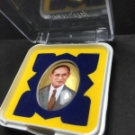 ล็อคเก็ต รัชกาลที่ ๙ พร้อมพระยอดธง พ.ศ. ๒๕๕๐ ที่ระลึกครบ ๒๕ ปี มูลนิธิศรีรัตนโกสินทร์ วัดสุทธาราม ฉากสีทอง หลังแผ่นทองคำ(หายาก)