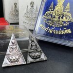 พระกำลังแผ่นดิน (สมเด็จจิตรลดา2) จัดสร้างเฉลิมพระเกียรติ ร.9 ครองราชย์ 50 ปี 2539 เนื้อเงิน(ผิวเดิมกลับดำ รุ้งๆสวย)+เนื้อนวโลหะ(สร้างน้อยหายาก)พร้อมกล่องบรรจุเดิมครบสมบูรณ์(1ใน2539องค์)