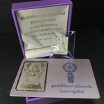 พระพุทธชินราช รุ่นเฉลิมพระเกียรติ สธ. เหรียญพิมพ์สี่เหลี่ยมเนื้อเงิน 99.99% พ.ศ. 2539 จัดสร้างโดยมูลนิธิสิรินธร กล่องและการ์ดใบรับรองเดิมครบสมบูรณ์