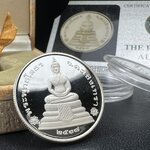 เหรียญพระพุทธโสธร รุ่นนานาชาติ(รุ่นแรก) วัดโสธรวรารามวรวิหาร ปี 2537 หลังพระธรรมจักร เนื้อเงินขัดเงา ขนาด 2.5 มม.สภาพสวยพร้อมกล่องและการ์ดใบรับรองเดิมครบสมบูรณ์(1 ใน 5000 เหรียญ)