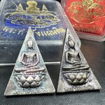 พระกำลังแผ่นดิน (สมเด็จจิตรลดา2) จัดสร้างเฉลิมพระเกียรติ ร.9 ครองราชย์ 50 ปี 2539 เนื้อเงิน(ผิวเดิมกลับดำ รุ้งๆสวย)+เนื้อนวโลหะ(สร้างน้อยหายาก)พร้อมกล่องบรรจุเดิม(1ใน2539องค์)